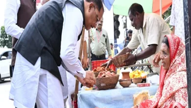 मुख्यमंत्री विष्णुदेव साय का अचानक रुका काफिला, सड़क किनारे दीये बेच रही महिला का जाना हाल, खरीदे ‘आशीर्वाद का दीया’