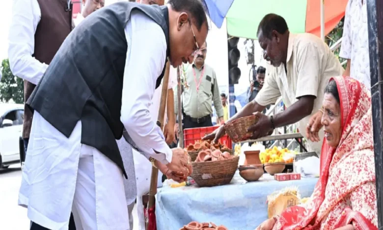 मुख्यमंत्री विष्णुदेव साय का अचानक रुका काफिला, सड़क किनारे दीये बेच रही महिला का जाना हाल, खरीदे ‘आशीर्वाद का दीया’