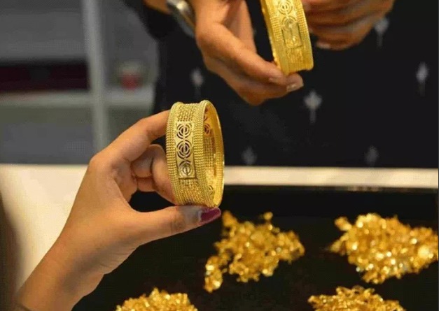 आज सोना ₹2409 और चांदी ₹3967 सस्ती:10 ग्राम सोना ₹1.52 लाख पर आया, एक किलो चांदी ₹2.35 लाख की बिक रही आज सोना ₹2409 और चांदी ₹3967 सस्ती:10 ग्राम सोना ₹1.52 लाख पर आया, एक किलो चांदी ₹2.35 लाख की बिक रही