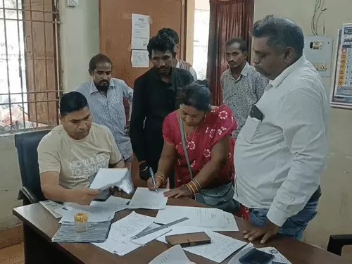 रील देखते नेटवर्क गया तो महिला ने कीटनाशक पिया VIDEO:मोबाइल तोड़ा, पति ने उल्टी कराने गोबर पानी पिलाया; इलाज के दौरान मौत रील देखते नेटवर्क गया तो महिला ने कीटनाशक पिया VIDEO:मोबाइल तोड़ा, पति ने उल्टी कराने गोबर पानी पिलाया; इलाज के दौरान मौत