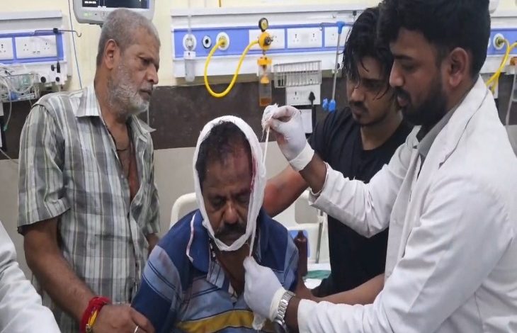 ज्वेलर्स के सिक्योरिटी गार्ड पर चापड़ से हमला: बेटे ने की गांजा पीने की शिकायत, नाराज युवक ने पिता पर किया जानलेवा हमला