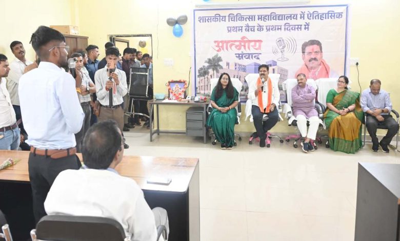 मेडिकल कॉलेज कवर्धा में प्रथम बैच की पढ़ाई शुरू, डिप्टी सीएम विजय शर्मा बोले – डॉक्टर बनना मंजिल नहीं, समाज सेवा करना असली लक्ष्य मेडिकल कॉलेज कवर्धा में प्रथम बैच की पढ़ाई शुरू, डिप्टी सीएम विजय शर्मा बोले – डॉक्टर बनना मंजिल नहीं, समाज सेवा करना असली लक्ष्य