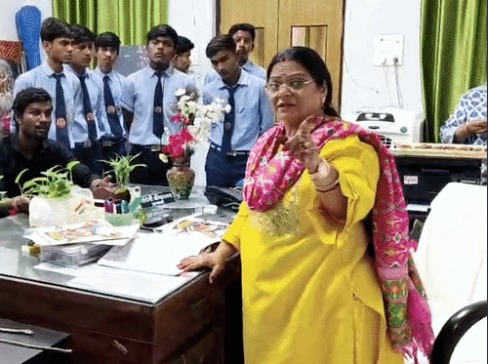 टीचर की शिकायत पर प्रिंसिपल ने छात्र को थप्पड़ जड़ा:नशे में छात्राओं से गाली-गलौज करने का आरोप, वीडियो बनाते वक्त मारा चांटा टीचर की शिकायत पर प्रिंसिपल ने छात्र को थप्पड़ जड़ा:नशे में छात्राओं से गाली-गलौज करने का आरोप, वीडियो बनाते वक्त मारा चांटा