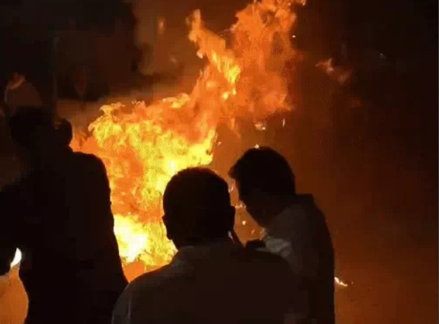 कांग्रेसियों ने फूंका PM मोदी का पुतला, आरक्षक झुलसा:भिलाई में जन्मदिन पर प्रदर्शन के दौरान पुलिस से झूमा-झटकी, अज्ञात कार्यकर्ताओं पर केस कांग्रेसियों ने फूंका PM मोदी का पुतला, आरक्षक झुलसा:भिलाई में जन्मदिन पर प्रदर्शन के दौरान पुलिस से झूमा-झटकी, अज्ञात कार्यकर्ताओं पर केस