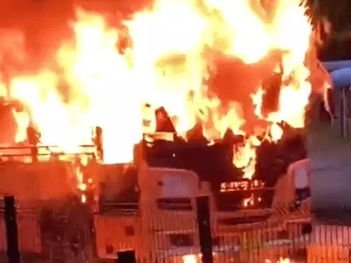 रायपुर में कर्मचारियों से भरी बस में अचानक लगी आग, चलती बस में धुआं उठते मची अफरा-तफरी, 30 से ज्यादा कर्मचारी थे सवार; कूदकर बचाई जान रायपुर में कर्मचारियों से भरी बस में अचानक लगी आग, चलती बस में धुआं उठते मची अफरा-तफरी, 30 से ज्यादा कर्मचारी थे सवार; कूदकर बचाई जान