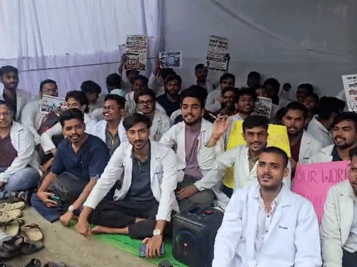 इंटर्न का स्टाइपेंड बढ़ा, फिर भी JDA की हड़ताल जारी:डॉक्टर बोले- 17 में से सिर्फ 1 मांग पूरी हुई, विभागों में खाली रहीं कुर्सियां इंटर्न का स्टाइपेंड बढ़ा, फिर भी JDA की हड़ताल जारी:डॉक्टर बोले- 17 में से सिर्फ 1 मांग पूरी हुई, विभागों में खाली रहीं कुर्सियां