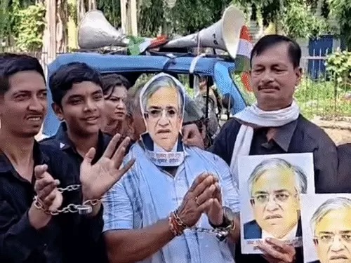 छत्तीसगढ़ में कांग्रेसियों-पुलिस के बीच झूमाझटकी:कलेक्ट्रेट का घेराव, काले कपड़ों में रैली, बैरिकेड्स तोड़े, भूपेश बोले- इस्तीफा दें ज्ञानेश कुमार छत्तीसगढ़ में कांग्रेसियों-पुलिस के बीच झूमाझटकी:कलेक्ट्रेट का घेराव, काले कपड़ों में रैली, बैरिकेड्स तोड़े, भूपेश बोले- इस्तीफा दें ज्ञानेश कुमार