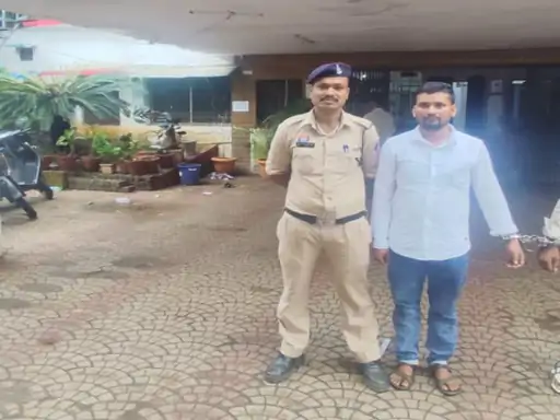 युवती की अश्लील फोटो वायरल करने वाला आरोपी गिरफ्तार:भाई-परिजनों को भेजी थी तस्वीरें, वॉट्सऐप मैसेज में गालियां भी दीं युवती की अश्लील फोटो वायरल करने वाला आरोपी गिरफ्तार:भाई-परिजनों को भेजी थी तस्वीरें, वॉट्सऐप मैसेज में गालियां भी दीं