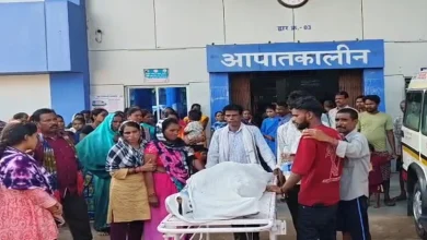 जिला अस्पताल में प्रसूता की मौत: परिजनों ने लगाया लापरवाही का आरोप, दोषियों पर कार्रवाई की मांग पर अड़े जिला अस्पताल में प्रसूता की मौत: परिजनों ने लगाया लापरवाही का आरोप, दोषियों पर कार्रवाई की मांग पर अड़े