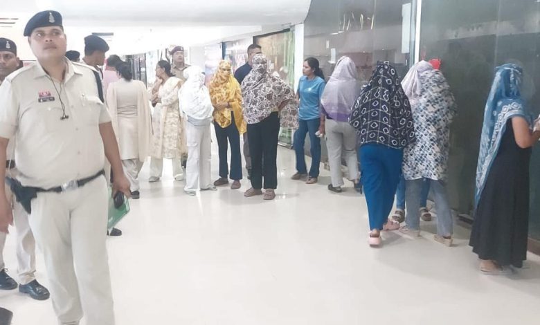 बिजली-पानी बंद करने के बाद भी सूर्या माल में चल रहा था स्पा सेंटर, रेड में मिली युवतियां से भराया बाउंड ओवर बिजली-पानी बंद करने के बाद भी सूर्या माल में चल रहा था स्पा सेंटर, रेड में मिली युवतियां से भराया बाउंड ओवर