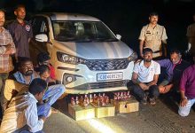 शराब दुकान के सुपरवाइजर व सेल्समैन बने कोचिए! संकुल समन्वयक शिक्षक समेत 7 रंगे हाथों गिरफ्तार, 8 लाख की कार और 160 पाव शराब जब्त