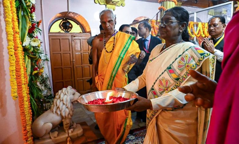 राष्ट्रपति द्रौपदी मुर्मु ने माँ दंतेश्वरी की पूजा-अर्चना कर देशवासियों की सुख-समृद्धि और खुशहाली की कामना की राष्ट्रपति द्रौपदी मुर्मु ने माँ दंतेश्वरी की पूजा-अर्चना कर देशवासियों की सुख-समृद्धि और खुशहाली की कामना की