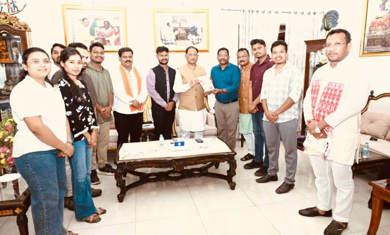 Raipur News: करम परब महोत्सव में शामिल होंगे मुख्यमंत्री विष्णु देव साय, कंवर समाज ने सौंपा आमंत्रण पत्र