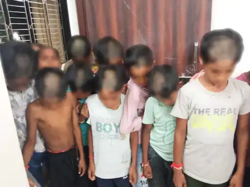 सरकारी आश्रम स्कूल में 82 स्टूडेंट्स का आधा सिर मुंडवाया:बच्चों के खेलने से नाराज हो गए थे सुपरिटेंडेंट, महाराष्ट्र के चंद्रपुर का मामला सरकारी आश्रम स्कूल में 82 स्टूडेंट्स का आधा सिर मुंडवाया:बच्चों के खेलने से नाराज हो गए थे सुपरिटेंडेंट, महाराष्ट्र के चंद्रपुर का मामला