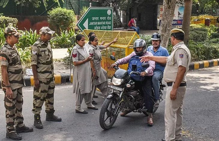 CJI बोले- मक्खी मारने के लिए हथौड़ा न चलाएं:दिल्ली मेट्रो पूरी तरह बंद नहीं कर सकते, CJP प्रोटेस्ट से पहले सख्ती पर सरकार को फटकार CJI बोले- मक्खी मारने के लिए हथौड़ा न चलाएं:दिल्ली मेट्रो पूरी तरह बंद नहीं कर सकते, CJP प्रोटेस्ट से पहले सख्ती पर सरकार को फटकार