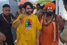 धीरेंद्र शास्त्री बोले-घर से न निकले तो तुम सबसे-बड़े बुजदिल:दमोह में कहा-मुसीबत आई तो भी छत पर खड़े रहोगे; जेसीबी से बरसाए फूल