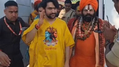 धीरेंद्र शास्त्री बोले-घर से न निकले तो तुम सबसे-बड़े बुजदिल:दमोह में कहा-मुसीबत आई तो भी छत पर खड़े रहोगे; जेसीबी से बरसाए फूल