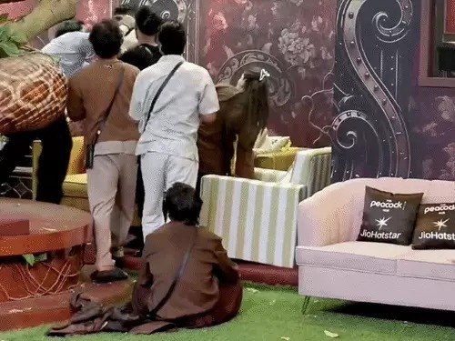 ‘बिग बॉस’ में नकुल ढुल-गुल्लू के बीच हाथापाई:घटना के बाद माही विज चिल्लाईं, प्रोमो में नकुल को घर से बाहर जाने के संकेत ‘बिग बॉस’ में नकुल ढुल-गुल्लू के बीच हाथापाई:घटना के बाद माही विज चिल्लाईं, प्रोमो में नकुल को घर से बाहर जाने के संकेत