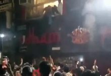 दिल्ली के रेस्टोरेंट में आग, खिड़की से कूदकर जान बचाई:लोगों ने बच्चों को पहली मंजिल से नीचे फेंका