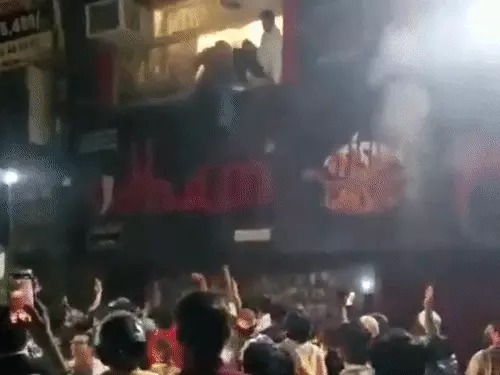 दिल्ली के रेस्टोरेंट में आग, खिड़की से कूदकर जान बचाई:लोगों ने बच्चों को पहली मंजिल से नीचे फेंका दिल्ली के रेस्टोरेंट में आग, खिड़की से कूदकर जान बचाई:लोगों ने बच्चों को पहली मंजिल से नीचे फेंका