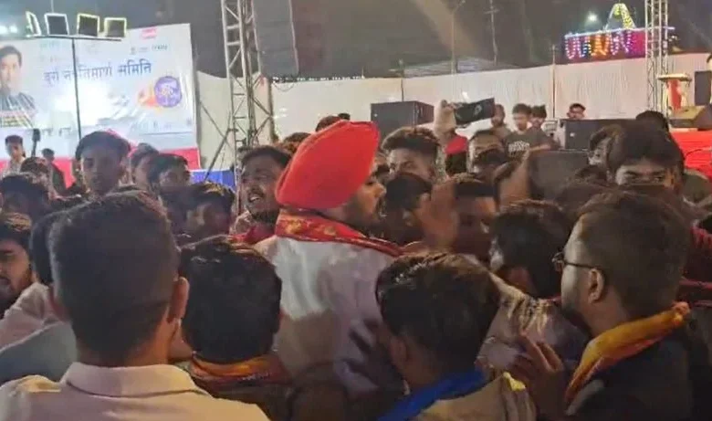गरबा नाइट में बवाल, बजरंग दल और आयोजकों के बीच झूमाझटकी गरबा नाइट में बवाल, बजरंग दल और आयोजकों के बीच झूमाझटकी
