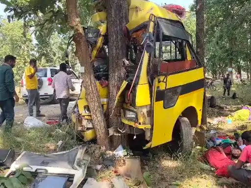 बेकाबू होकर पेड़ से टकराई बस, 5 की मौत, 25 घायल, ड्राइवर समेत 15 गंभीर, 40 से ज्यादा यात्री सवार थे
