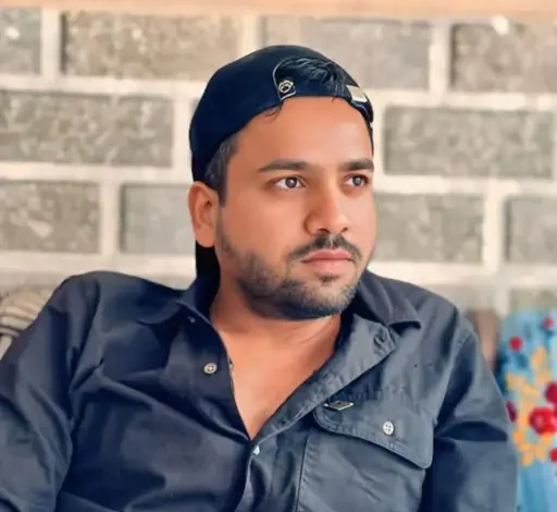 बस में सवारी बैठाने रंगदारी मांगी, मना करने पर पीटा:हिस्ट्रीशीटर ने बस रोककर यात्रियों के सामने थप्पड़ जड़ा; केस रफादफा करने का आरोप