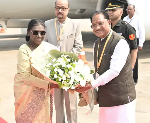 President Droupadi Murmu Raipur Visit: राष्ट्रपति द्रौपदी मुर्मू रायपुर पहुंचीं,लोकभवन में जारी करेंगी ₹200 का स्मारक सिक्का, सेवा सम्मान पर्व में भी शामिल होंगी