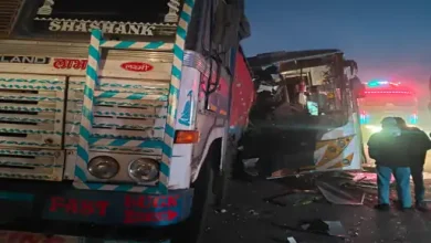 खड़े ट्रक से टकराई बस, 3 मौतें:बलौदाबाजार में यात्री का पैर कटकर अलग, गैस कटर से बस की बॉडी काटकर घायलों को निकाला गया