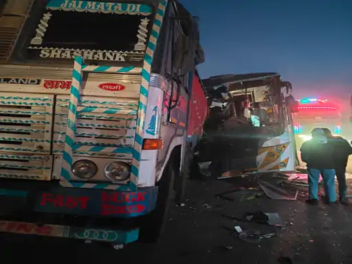 खड़े ट्रक से टकराई बस, 3 मौतें:बलौदाबाजार में यात्री का पैर कटकर अलग, गैस कटर से बस की बॉडी काटकर घायलों को निकाला गया खड़े ट्रक से टकराई बस, 3 मौतें:बलौदाबाजार में यात्री का पैर कटकर अलग, गैस कटर से बस की बॉडी काटकर घायलों को निकाला गया